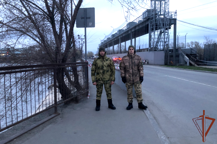 Росгвардия оказывает содействие в охране правопорядка в период паводка в Зауралье