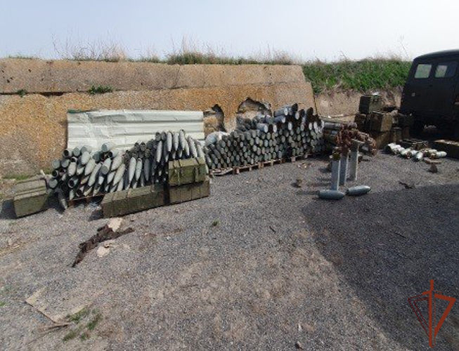 Разведчики Росгвардии обнаружили в ДНР полевой склад с боеприпасами общим тротиловым эквивалентом около 3 тонн