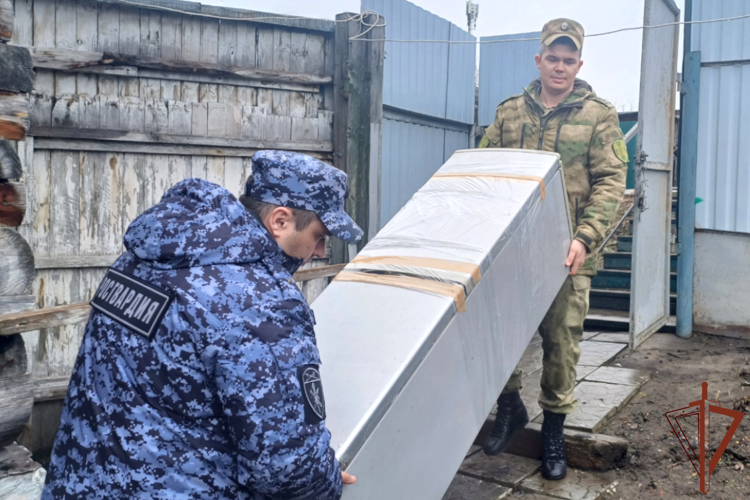 Росгвардейцы помогли семье погибшего на СВО спецназовца спасти имущество от паводка в Зауралье