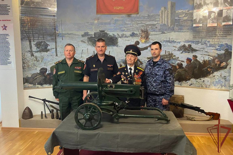 Росгвардейцы провели экскурсию для ветерана Великой Отечественной войны в Ростове-на-Дону