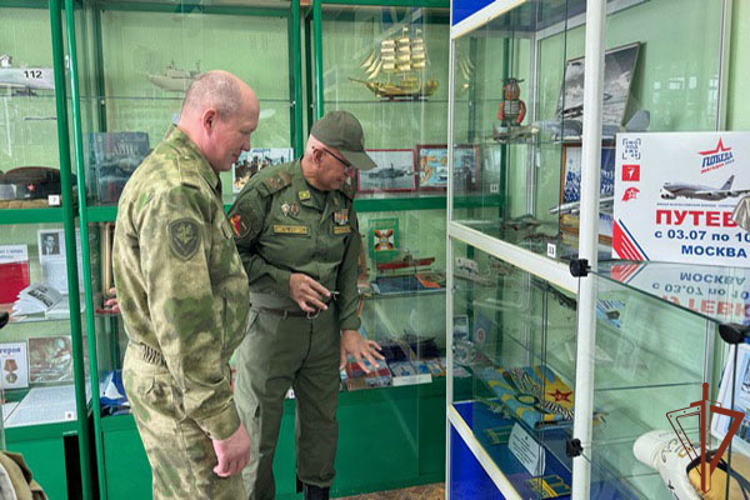 Заместитель командующего Восточным округом Росгвардии передал орден Мужества семье погибшего военнослужащего в Магадане