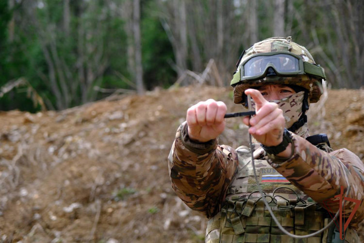 В Уральском округе Росгвардии сотрудники СОБР проходят профессиональную подготовку