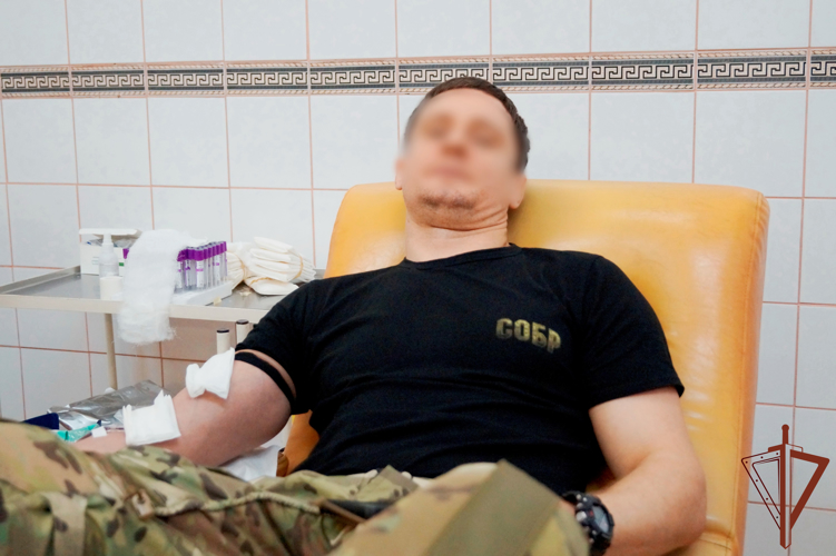 Сотрудники СОБР Росгвардии сдали кровь для пациентов медицинского учреждения  в Санкт-Петербурге