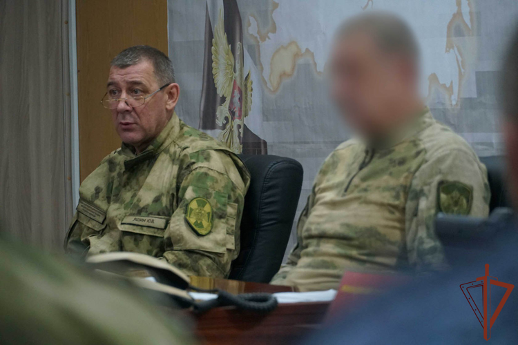 Первый заместитель директора Росгвардии генерал-полковник Юрий Яшин вручил награды росгвардейцам в зоне СВО