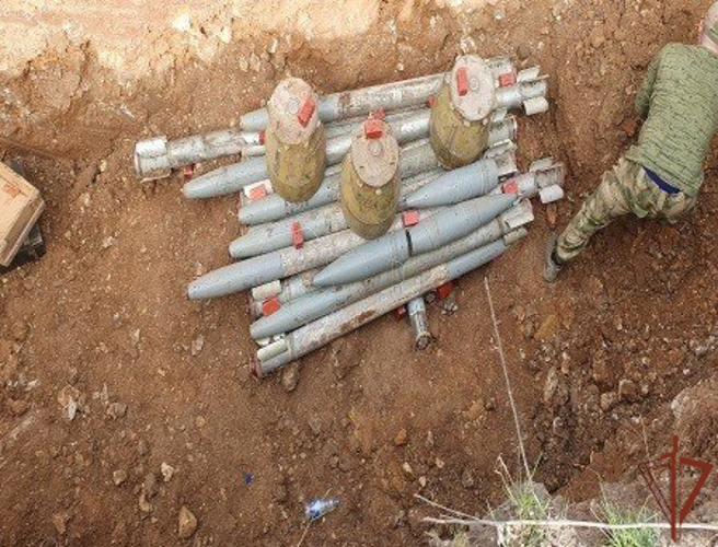 Разведчики Росгвардии обнаружили в ДНР полевой склад с боеприпасами общим тротиловым эквивалентом около 3 тонн