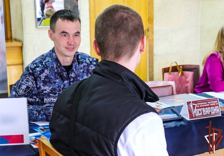 Росгвардейцы рассказали о профессии на Всероссийской ярмарке труда в Йошкар-Оле