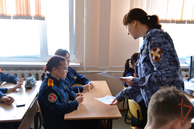 В преддверии Дня Победы подшефные Росгвардии кадеты приняли участие в акции «Письмо солдату» на Урале (видео)