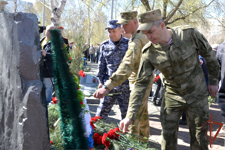 Память уральцев - ликвидаторов аварии на Чернобыльской АЭС почтили представители Росгвардии 