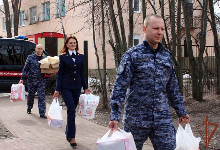 В Ульяновске сотрудники Росгвардии оказали гуманитарную помощь эвакуированным жителям Белгородской области