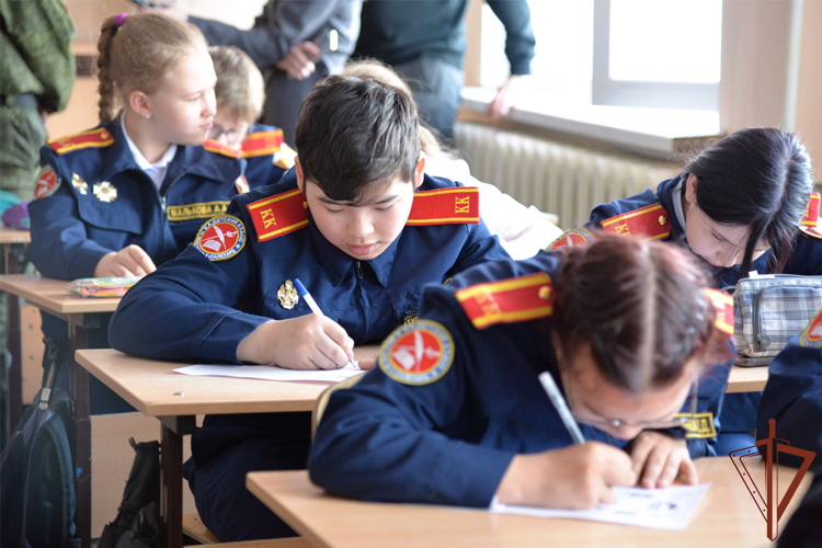 В преддверии Дня Победы подшефные Росгвардии кадеты приняли участие в акции «Письмо солдату» на Урале (видео)