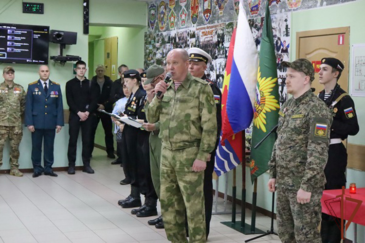 Заместитель командующего Восточным округом Росгвардии передал орден Мужества семье погибшего военнослужащего в Магадане