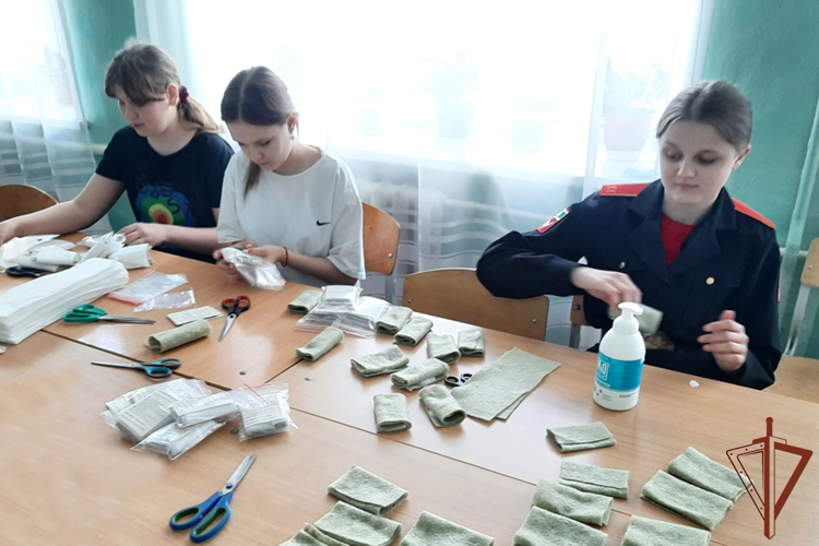 Ветераны Росгвардии изготавливают для участников СВО сухой армейский душ на Урале