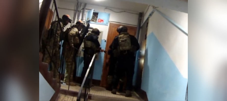 Сотрудники СОБР Росгвардии задержали открывшего стрельбу по полицейскому в Ленинградской области правонарушителя (видео)
