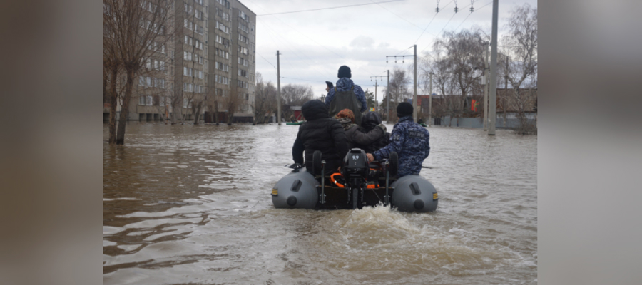 Росгвардейцы спасли 13 человек из зоны затопления в Орске (видео)