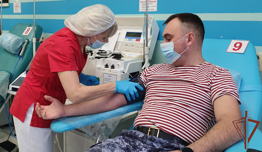 Росгвардейцы пополнили банк крови в Национальный день донора на Урале