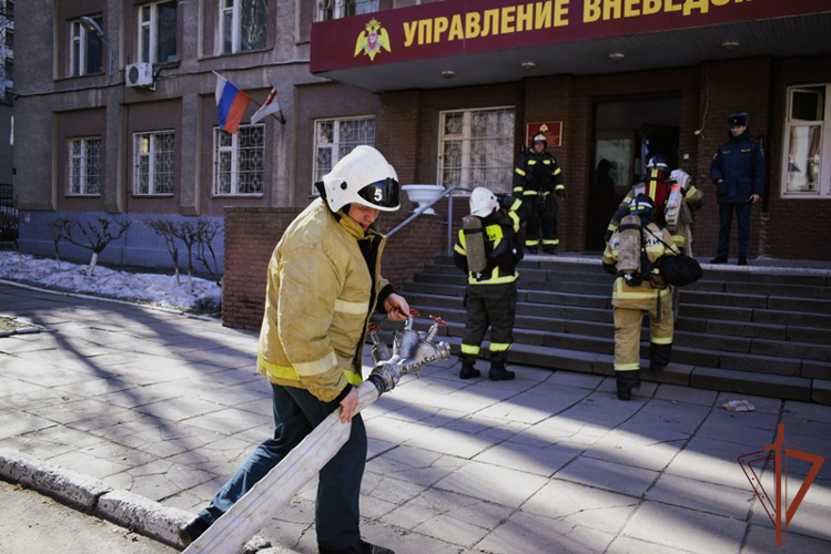 Совместные учения сотрудников Росгвардии и МЧС состоялись в Нижнем Новгороде