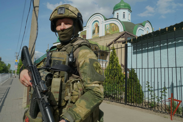 Росгвардейцы обеспечили безопасность верующих в православный праздник в зоне проведения СВО