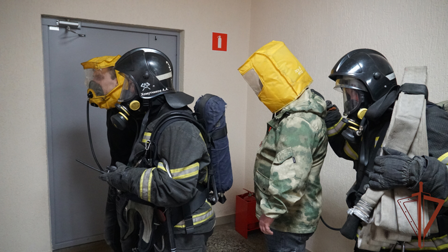 Росгвардейцы совместно с сотрудниками МЧС провели противопожарные учения в Пскове