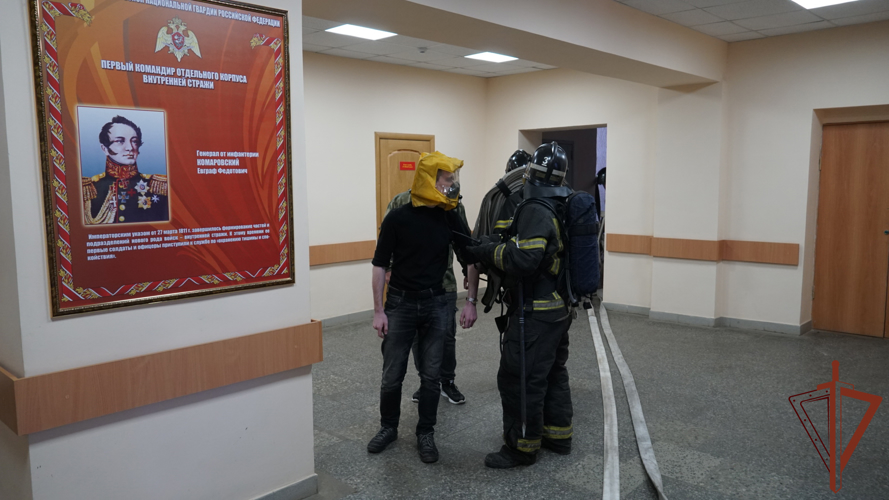 Росгвардейцы совместно с сотрудниками МЧС провели противопожарные учения в Пскове