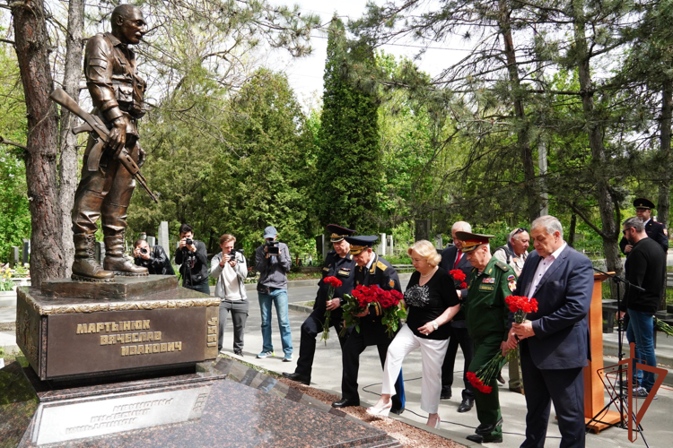 Память первого командира ростовского СОБР Росгвардии увековечили в донской столице
