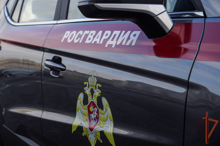 Росгвардейцы оказали помощь получившему травму мужчине в центре Москвы 
