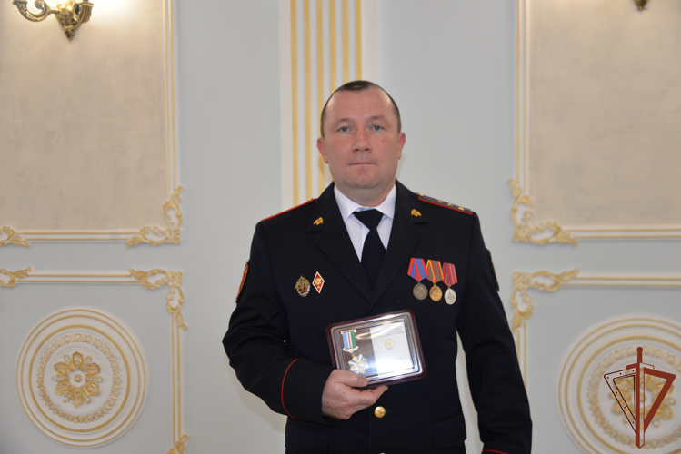 Медалью «За доблесть» награжден спасший двух детей росгвардеец из Башкирии 