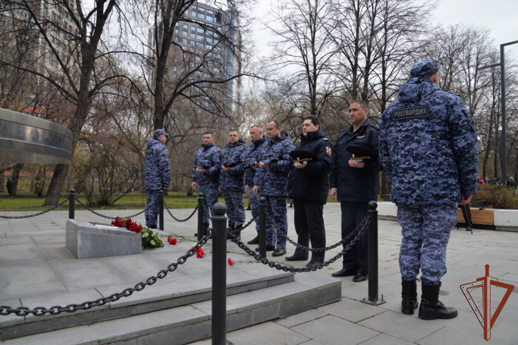 Память уральцев - ликвидаторов аварии на Чернобыльской АЭС почтили представители Росгвардии 