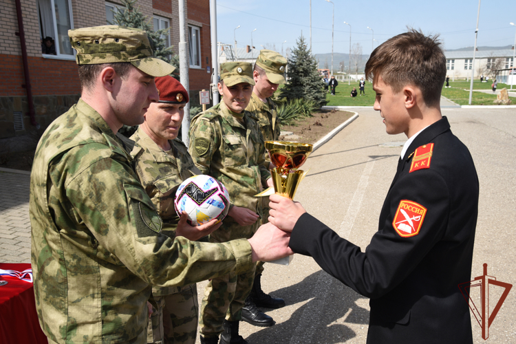 Росгвардейцы провели для школьников военно-патриотическую игру «Зарница» в Грозном
