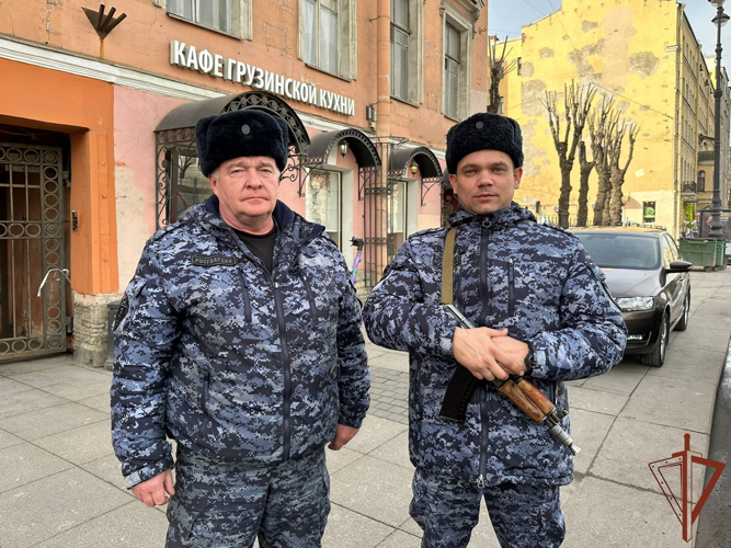 Сотрудники Росгвардии обнаружили возгорание в ресторане в центре Петербурга и приняли участие в эвакуации граждан 