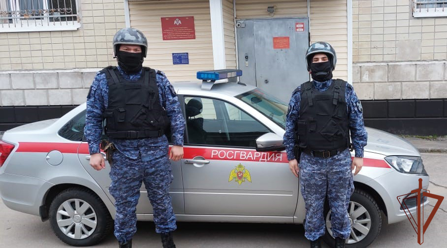 Сотрудники Росгвардии разыскали не вернувшуюся домой после занятий в школе девочку в Ленинградской области