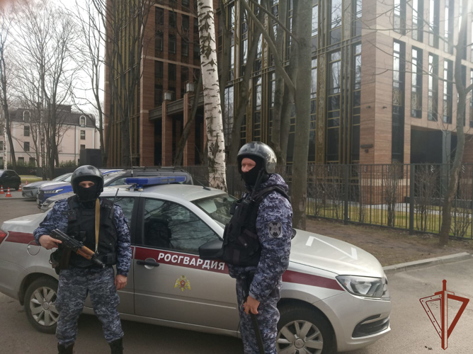Росгвардейцы передали полицейским потерявшегося ребенка в Санкт-Петербурге
