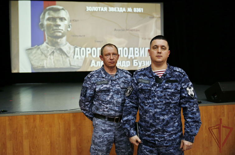 В Уральском округе Росгвардии состоялась презентация документального фильма о военнослужащем ведомства Герое России Александре Бузине   