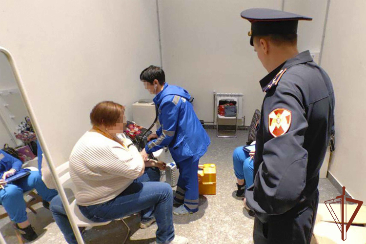 Росгвардеец пришёл на помощь упавшей женщине в Туле