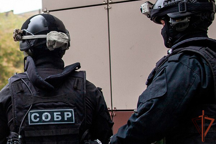 СОБР Росгвардии задержал в столице подозреваемых в мошенничестве 