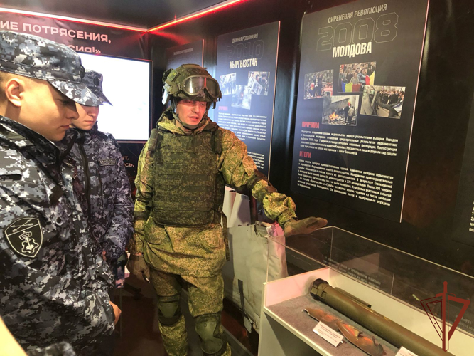 Росгвардейцы посетили выставку тематического поезда «Сила в правде» в регионах Сибири