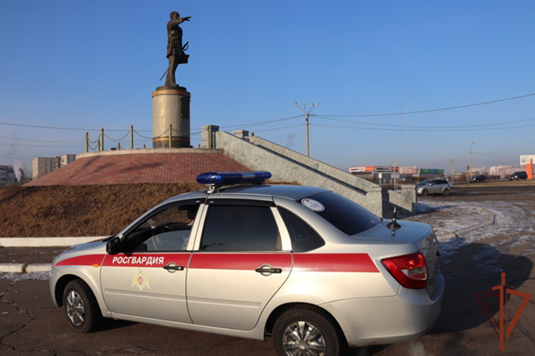 Сотрудники Росгвардии в Чите спасли женщину из горящего автомобиля