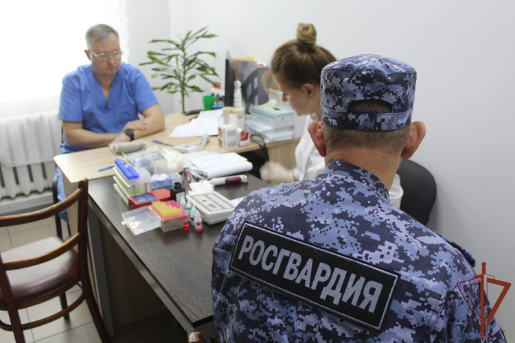 Почти 20 литров крови сдали росгвардейцы Херсонской и Ростовской областей