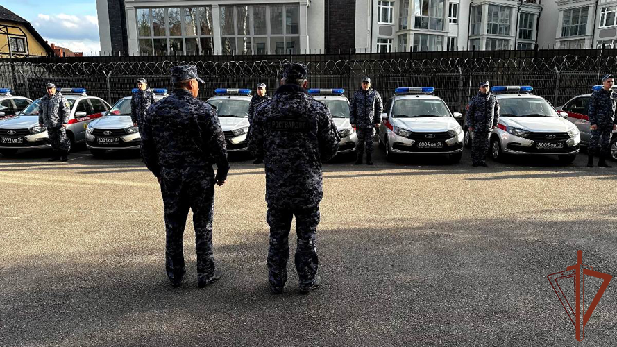 Росгвардейцам вручили ключи от новых служебных автомобилей в Калининграде 