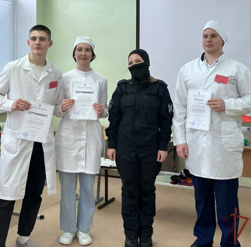 Росгвардейцы провели для студентов-медиков акцию «Знакомство с профессией» в Саратове
