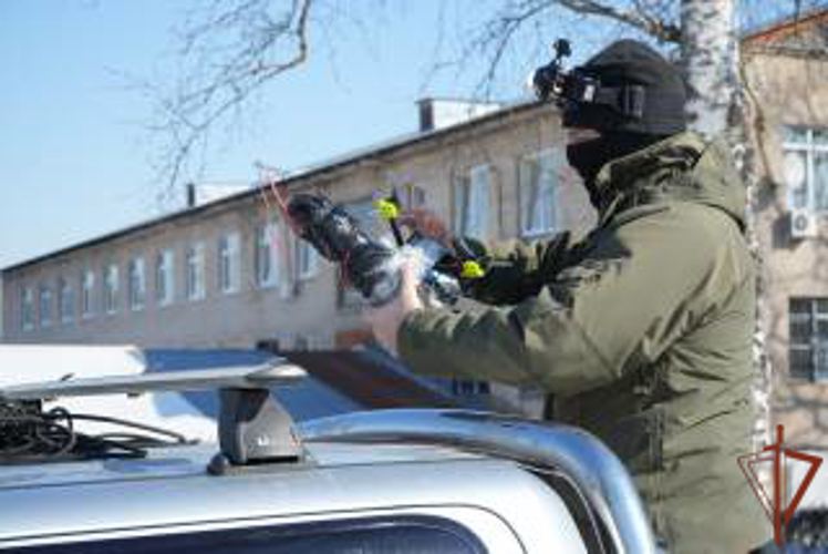 В подмосковном центре подготовки операторов и техников БПЛА Росгвардии показали применение дронов в различных условиях