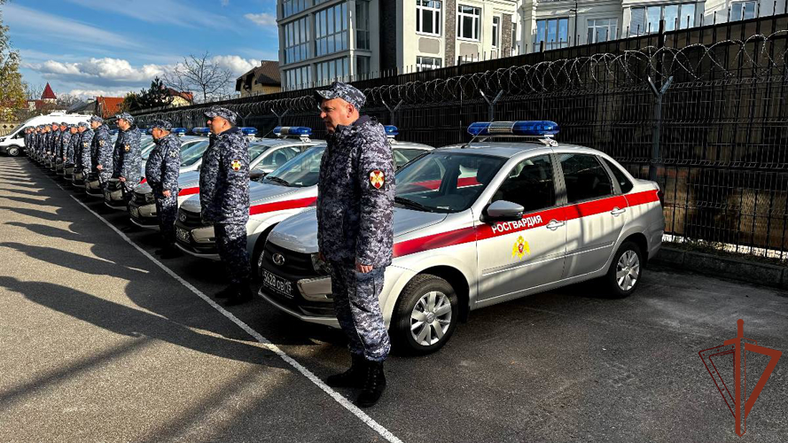 Росгвардейцам вручили ключи от новых служебных автомобилей в Калининграде 