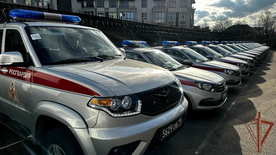 Росгвардейцам вручили ключи от новых служебных автомобилей в Калининграде 