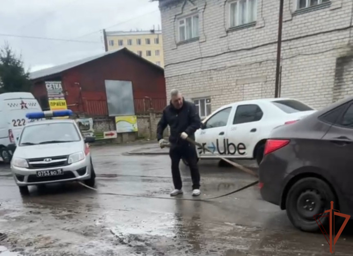 Сотрудники Росгвардии помогли вытащить застрявший автомобиль из глубокой ямы в Брянске
