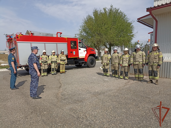 Действия в случае возникновения пожара отработали росгвардейцы совместно с МЧС в Калмыкии