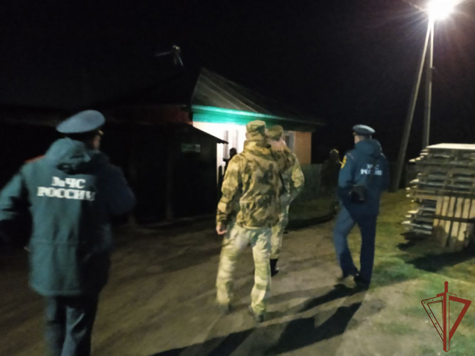 Росгвардейцы оказывают помощь в патрулировании затопляемых во время паводка территорий в Зауралье