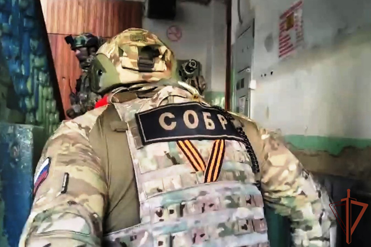 Спецназ Росгвардии задержал подозреваемого в совершении особо тяжких преступлений в Томской области