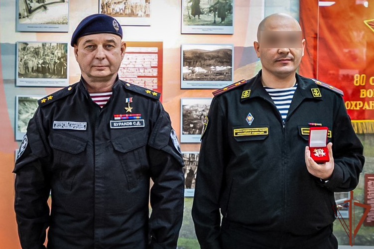 Командующий Северо-Западного округа Росгвардии вручил награды росгвардейцам-участникам СВО