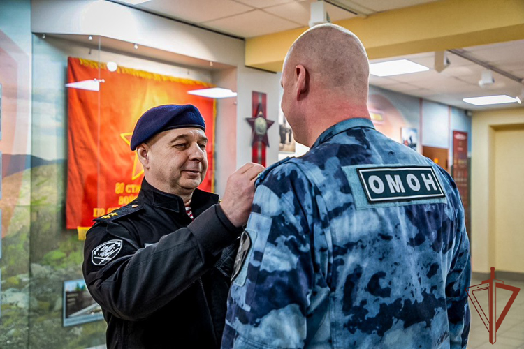 Командующий Северо-Западного округа Росгвардии вручил награды росгвардейцам-участникам СВО