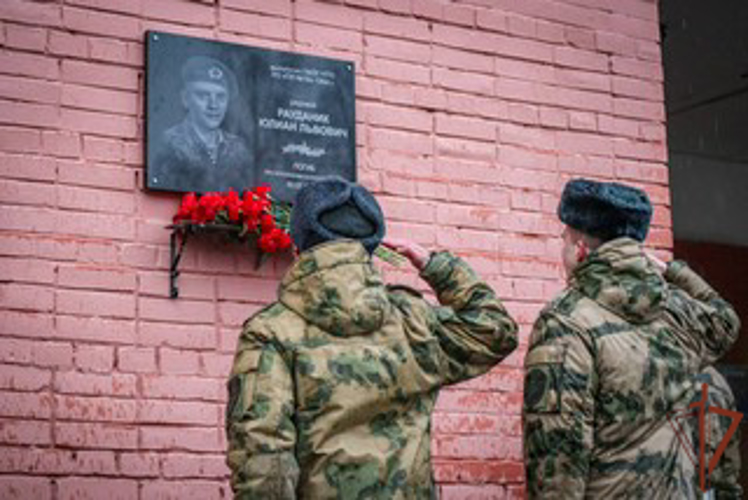 Память погибшего на Северном Кавказе военнослужащего ведомства почтили росгвардейцы в Ленинградской области