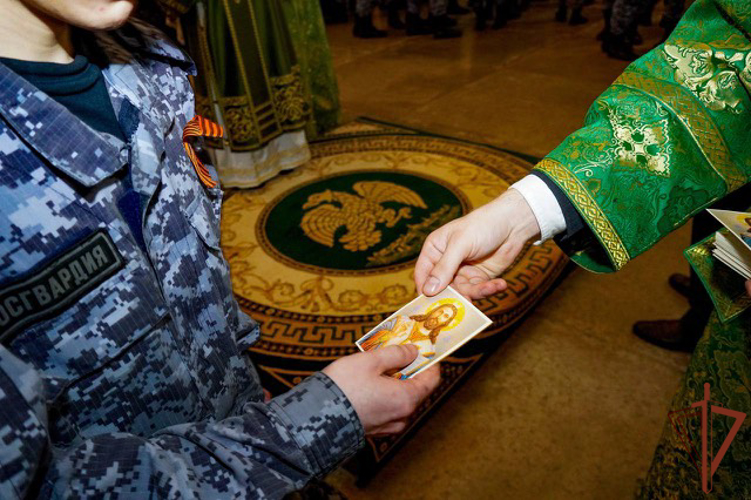Росгвардейцы приняли участие в Божественной литургии в Санкт-Петербурге